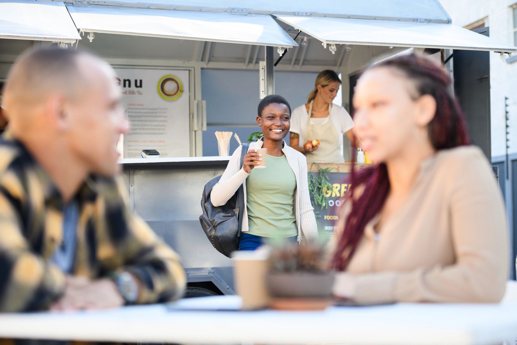 Ambiente de food truck en actividad al aire libre