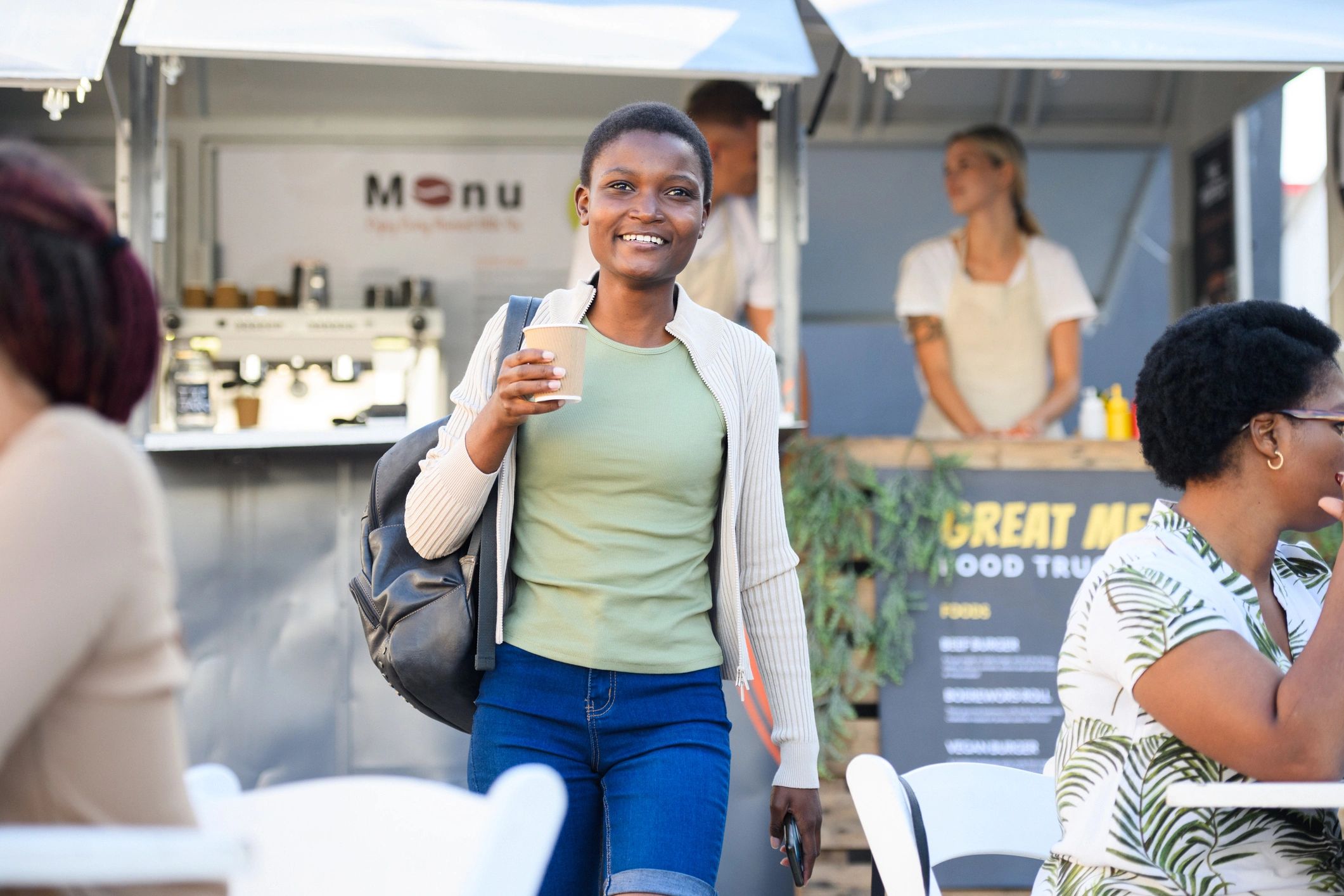 Personas disfrutando comida de food truck en exterior
