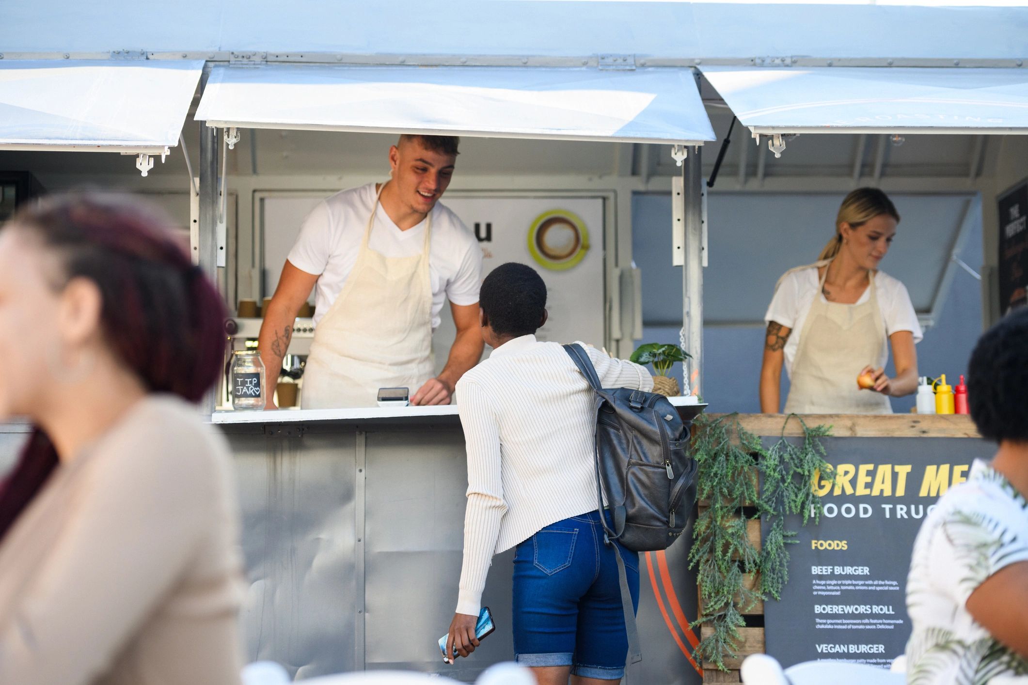 Clientes comprando en food truck durante evento