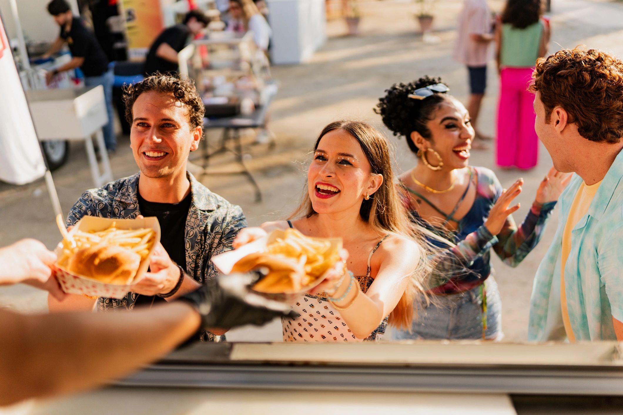 Cliente feliz en evento gastronómico