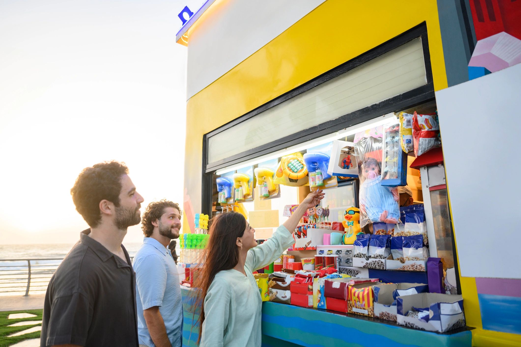 Clientes comprando postres y bebidas en un puesto gastronómico
